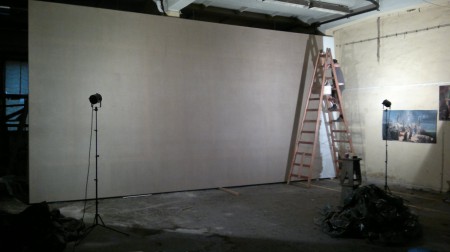 Jakucs János alapozza a vásznat